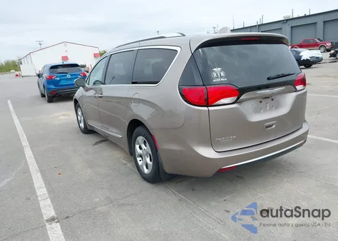 2017 Chrysler Pacifica Touring-L Plus z USA, uszkodzony, nr VIN 2C4RC1EG7HR594632